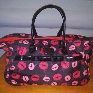 Betsey Johnson Hearts Kisses XOXO Rolling Duffle Luggage Weekender Bag